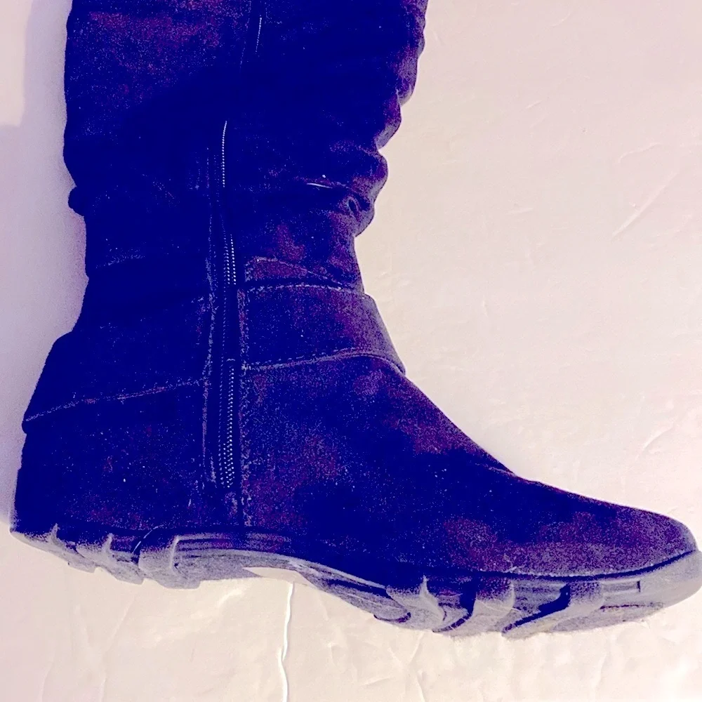 UNR8ED Skarlette Slouch Boots, NWOT,Riding, Faux Suede, Full Zip,Sz 7.5, Neutral